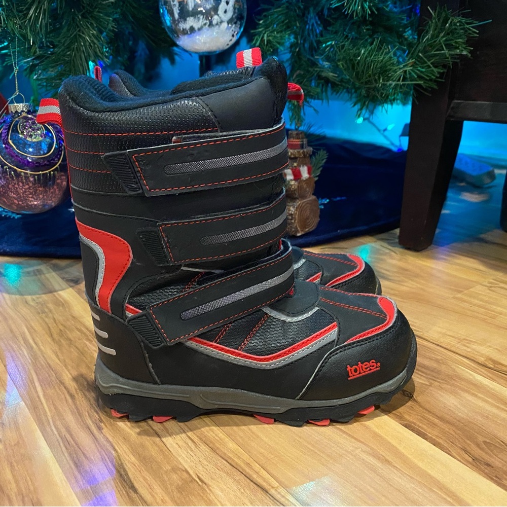 Boys Totes Snow Boots size 1Y black red